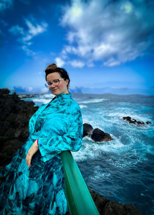 morskie kimono turkusowa zorza na tle oceanu i fal dla syrenek na wakacje madera azory sycylia.jpg