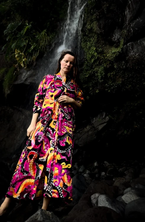 złote ośmiornice kimono maxi sukienka kopertowa fuksja na wakacje urlop nad morzem sycylia madera wodospad.jpg