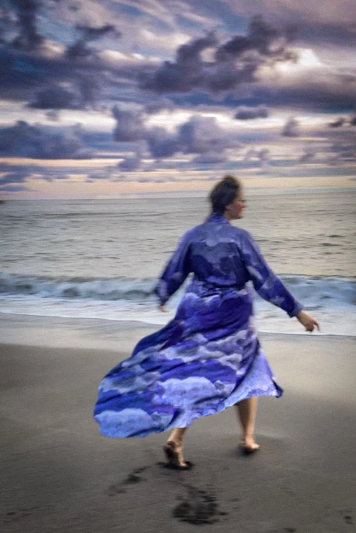 kimono chmury fioletowe szare pastelowe niebo nad morzem spacer sensryczna fotografia w ruchu plaża nawrotanka sukienka.jpg