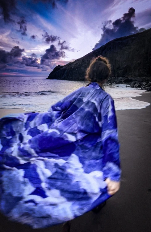 kimono chmury fioletowe szare pastelowe niebo nad morzem spacer sensryczna fotografia w ruchu plaża nawrotanka płaszcz na wakacje letni zwietny.jpg