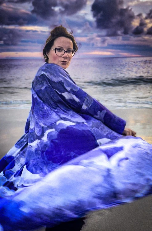 kimono chmury fioletowe szare pastelowe niebo nad morzem spacer sensryczna fotografia w ruchu plaża nawrotanka płaszcz na wakacje letni zwietny MIDI.jpg