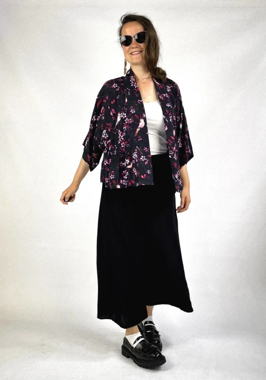 NAWROTANKA kimono czarna bluzka w różowe kwiaty wiskozowa narzutka szyta w polsce autorski pirnt wzór kwiatowy (1).jpg