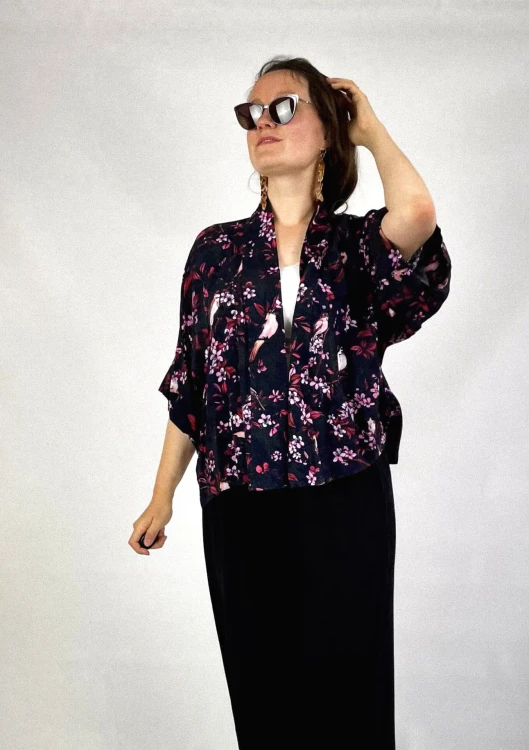 NAWROTANKA kimono czarna bluzka w różowe kwiaty wiskozowa narzutka szyta w polsce autorski pirnt wzór kwiatowy stylizacja z czarną sukienką i topem.jpg