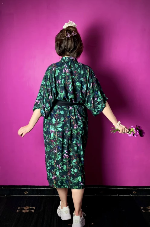 zielone kimono malahit szmarag wazki i kwitnące maliny wzor botaniczny (2).JPEG