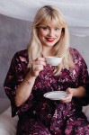 NAWROTANKA-wiskozowe-KIMONO-domowy-szlafrok-w-kwiaty-kolor-czerwonego-wina-elegancka-porcelana-filiznaka-do-herbaty-luksus.jpg