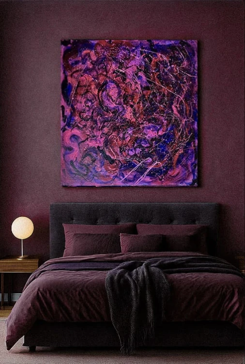 wizualizacja abstrakcyjnego obrazu galaktyka w sypialnio fioletowej kolorystyce, ciemnej bordowej pościeli z okrągłą lampą kulą księżycową astrologia ezo nowoczesna boho elegancja.jpg