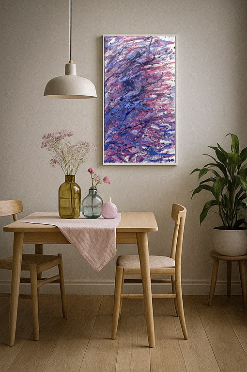 pastelowy obraz abstrakcyjny w jasnej jadalni z drewnianymi meblami i kolekcją kolorowego szkła _chlapanie.jpg
