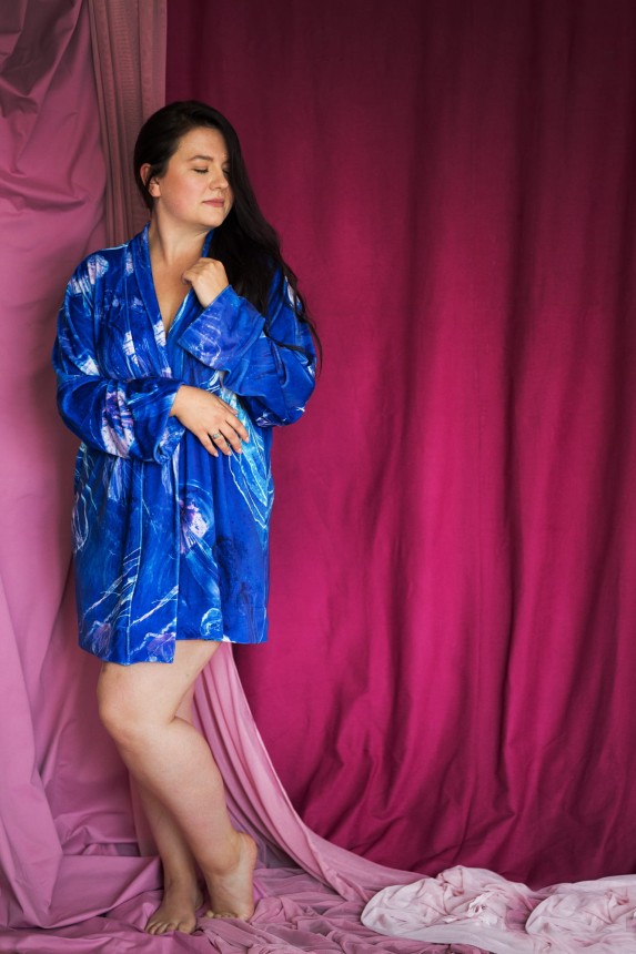 nawrotanka-kobaltowe-kimono-aksamitne-print-meduzy.jpg