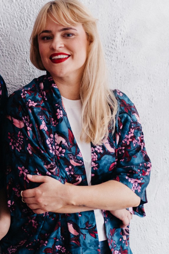 NAWROTANKA wiskozowe KIMONO turkusowo-różowe w kwiaty dla blondynki.jpg