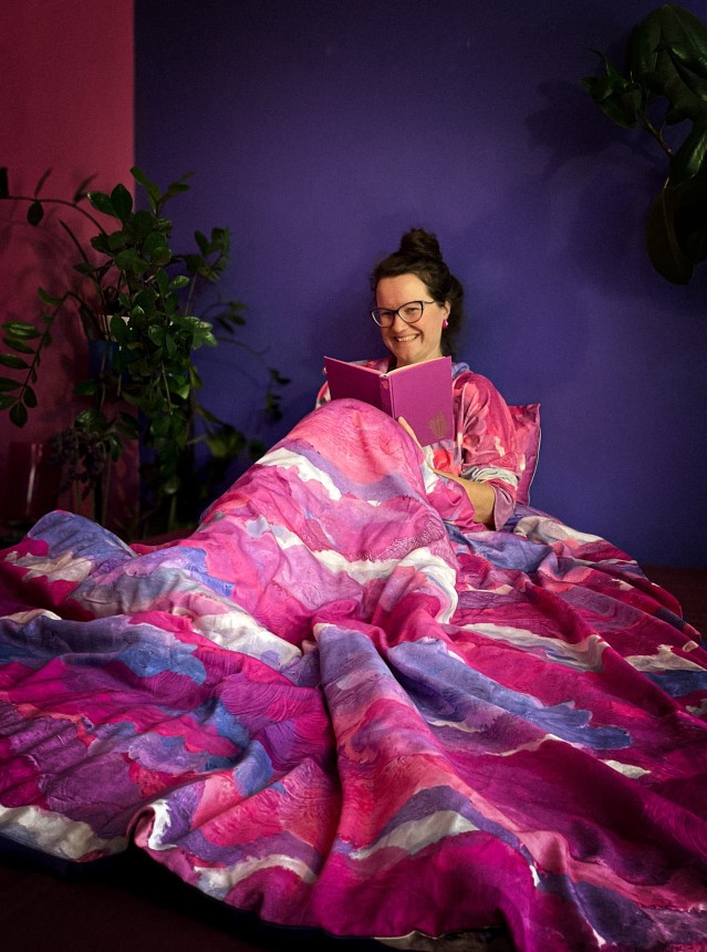 rozowa-posciel-dla-marzycielek-w-chmury-malowane-niebo-artystka-sypialnia-kolorowa-nawrotanka-kimono-szlafrok-fiolet-barbie.jpg