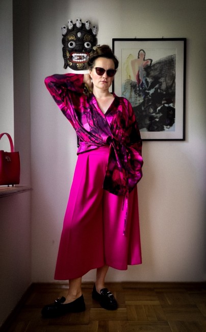 nawrotanka kimono koszula różowo- czerwona do spodni i czarnych lakierowanych oksfordów