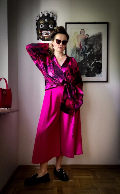 nawrotanka kimono koszula różowo- czerwona do spodni i czarnych lakierowanych oksfordów