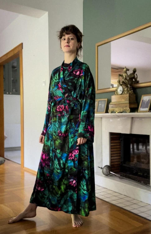 rózowe kwiaty na zielonej sukience kopertowej kimono maxi nawrotanka kolekcja premium.jpg