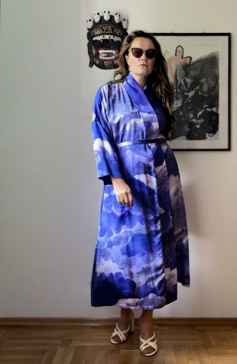 długie KIMONO sukienka kopertowa w fioletowe chmury śnieżne niebo do białych butów eleganckich nawrotanka.jpg