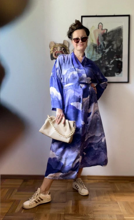 długie KIMONO sukienka kopertowa w fioletowe chmury śnieżne niebo do białych butów sportowych nawrotanka.jpg