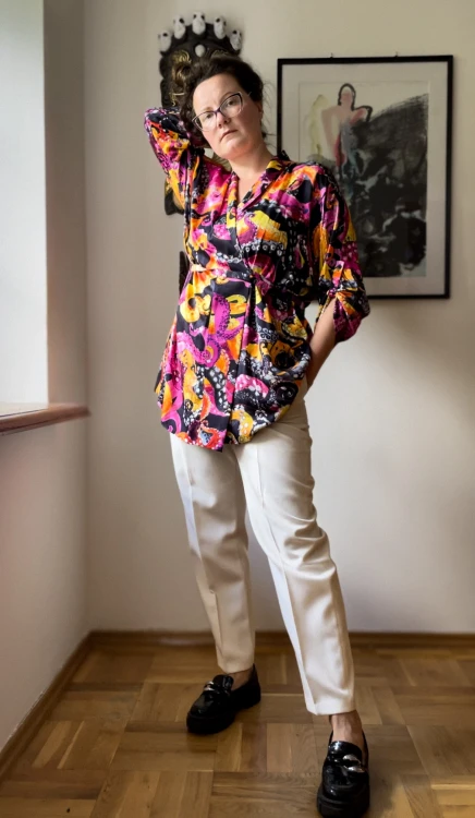 kolorowe kimono w ośmiornice do białych wełnianych spodni i lakierowanych czarnych oksfrordów stylizacja do pracy.jpg