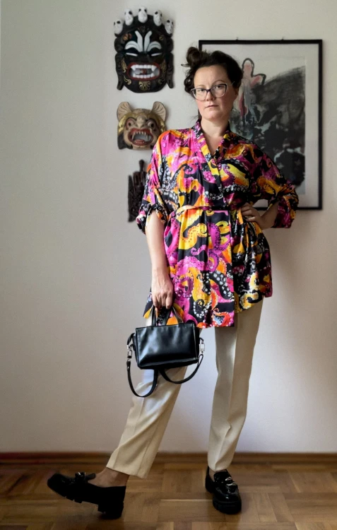 kolorowe kimono w ośmiornice do białych wełnianych spodni i lakierowanych czarnych oksfrordów stylizacja do pracy z neseserem NAWROTANKA.jpg