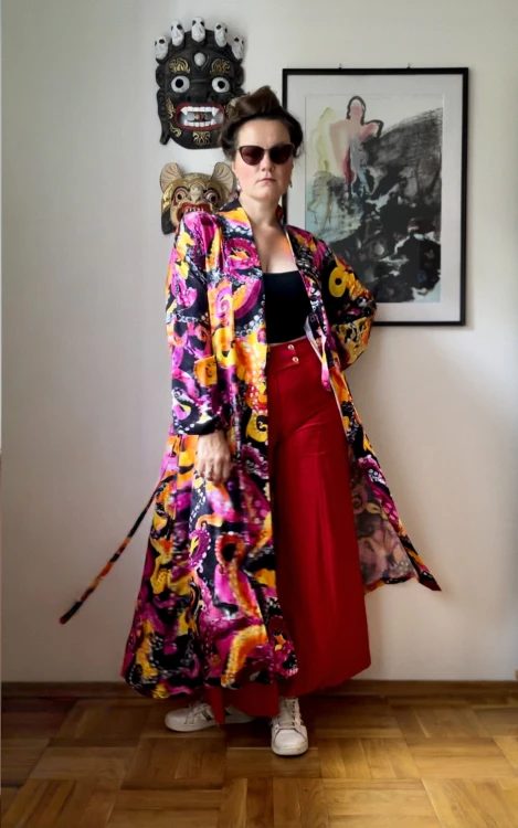 kolorowe kimono w ośmiornice NAWROTANKA do czerwonych szerokich spodni, czarnego topu i sportowych bialych butów - stylizacja na spotkanie ze znajomymi.jpg