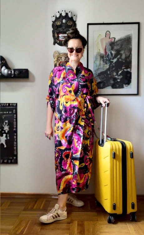 kolorowe kimono w ośmiornice NAWROTANKA do sportowych bialych butów i żółtej walizki na kółkach do samolotu - stylizacja na wakacje, podróż wyjazd służbowy.jpg