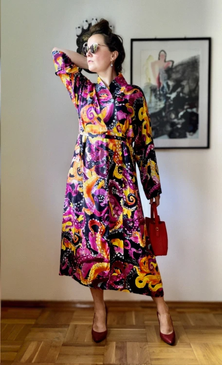 kolorowe kimono w ośmiornice NAWROTANKA do eleganckich butów na obcasie i czerwonej torebki - stylizacja na wesele, randkę, spotkanie biznesowe, uroczystą kolację.jpg