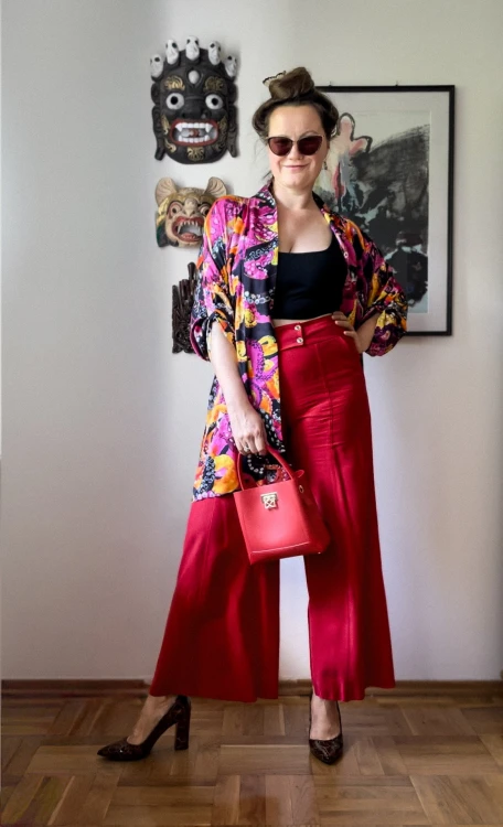 kolorowe kimono w ośmiornice NAWROTANKA do czerwonych szerokich spodni, czarnego topu i eleganckich butów - stylizacja na randkę, spotkanie na mieście, na wakacje.jpg