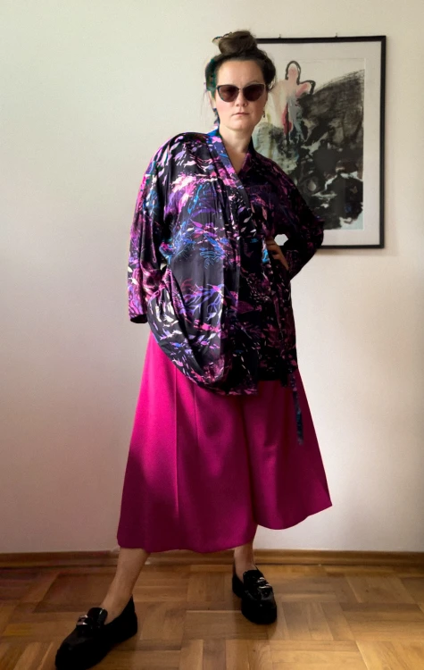 kolorowe kimono rafa koralowa do różowych szerokich spodni i lakierowanych czarnych butów stylizacja do pracy, na spotkanie biznesowe z przyjaciółką na mieście NAWROTANKA.jpg