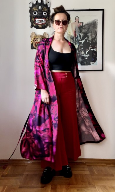 kolorowe kimono aurora narzutka różowa lekki płaszcz czerwony NAWROTANKA do czerwonych szerokich spodni, czarnego topu i eleganckich butów - stylizacja na spotkanie ze znajomymi.jpg