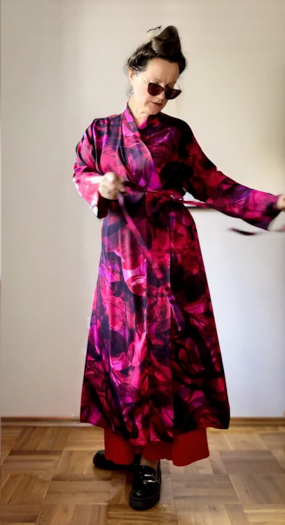 kolorowe kimono wiązane w talii na troczki sukienka kopertowa czerwona różowa wzór aurora NAWROTANKA do eleganckich butów lakierowane oksfordy - stylizacja na wesele, randkę, spotkanie biznesowe.jpg