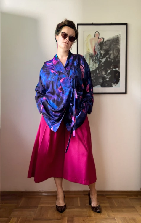 kolorowe kimono aurora fioletowa niebieska do różowych szerokich spodni i lakierowanych butów na obcasie stylizacja do pracy, na spotkanie biznesowe z przyjaciółką na mieście NAWROTANKA.jpg