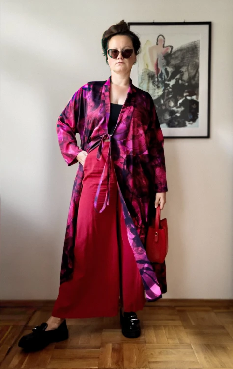 wiązane kimono aurora różowa do czerwonych szerokich spodni i lakierowanych czarnych butów stylizacja do pracy, na spotkanie biznesowe z przyjaciółką na mieście NAWROTANKA.jpg
