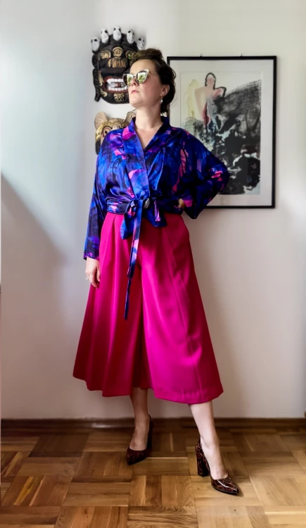 związane w talii jak koszula kimono aurora fioletowa niebieska do różowych szerokich spodni i lakierowanych butów na obcasie stylizacja do pracy, na spotkanie biznesowe z przyjaciółką na mieście NAWROTANKA.jpg