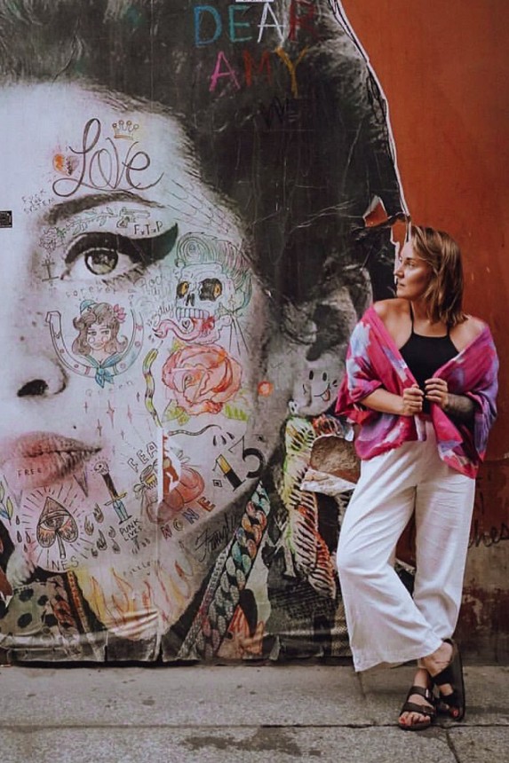 streetart sztuka kimono i spodnie w różowe chmury niebo NAWROTANKA.jpg