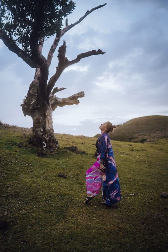 kimono i spodnie w  kobaltowe chmury mix rózowe niebo NAWROTANKA zestaw wakacyjny na Maderze las funcal.jpg