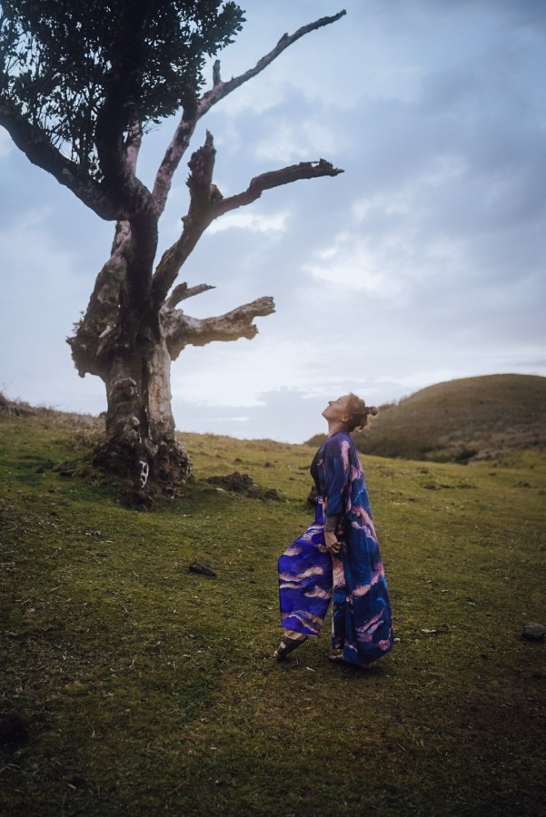 kimono i spodnie w  kobaltowe chmury  niebo NAWROTANKA zestaw wakacyjny na Maderze las funcal.jpg