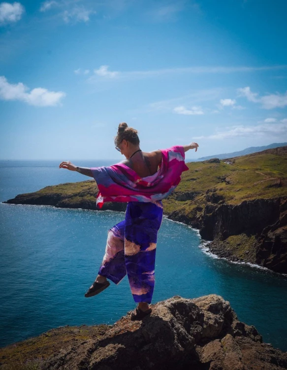 kimono i spodnie w chmury rózowe mix kobalt niebo NAWROTANKA zestaw wakacyjny na Maderze ocean morze plaza.jpg