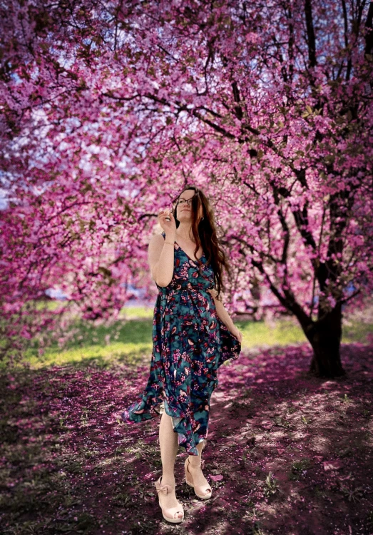 turkusowa sukeinka w kwiaty sakura wiosenny wzór NAWROTANKA.jpg