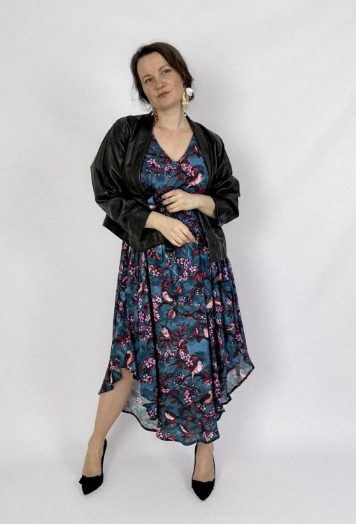 SUKIENKA boho w kwiaty turkusowa z ramoneską i czarnymi szpilkami.jpg