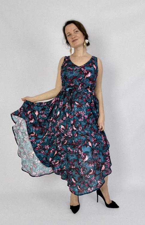 SUKIENKA boho w kwiaty turkusowa z czarnymi szpilkami.jpg