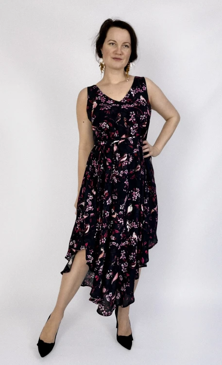 czarna sukienka na ramiączkach z wiskozy w kwiatowy wzór elegancka stylizacja NAWROTANKA.jpg