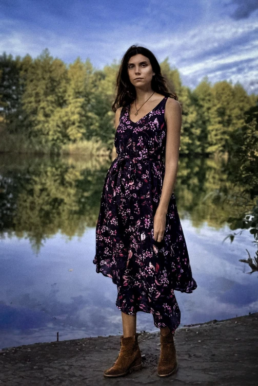 kowbojka nad jeziorem w czarnej sukeince.jpg