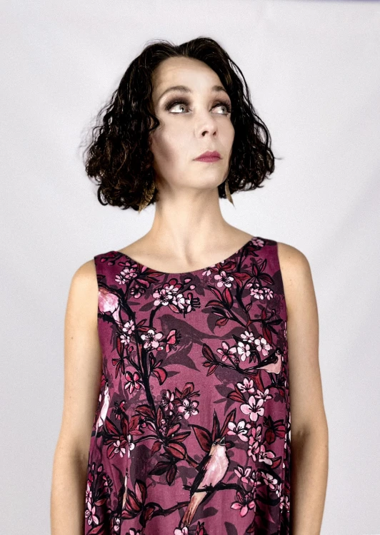 portret tancerki w wiśniowej sukience w kwiaty.jpg