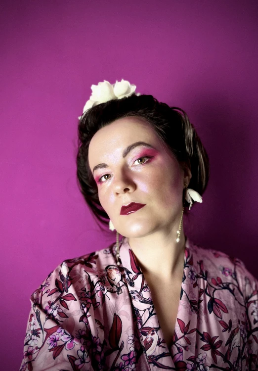japońska gejsza w różowym kimono kwiaty sakura NAWROTANKA.jpg