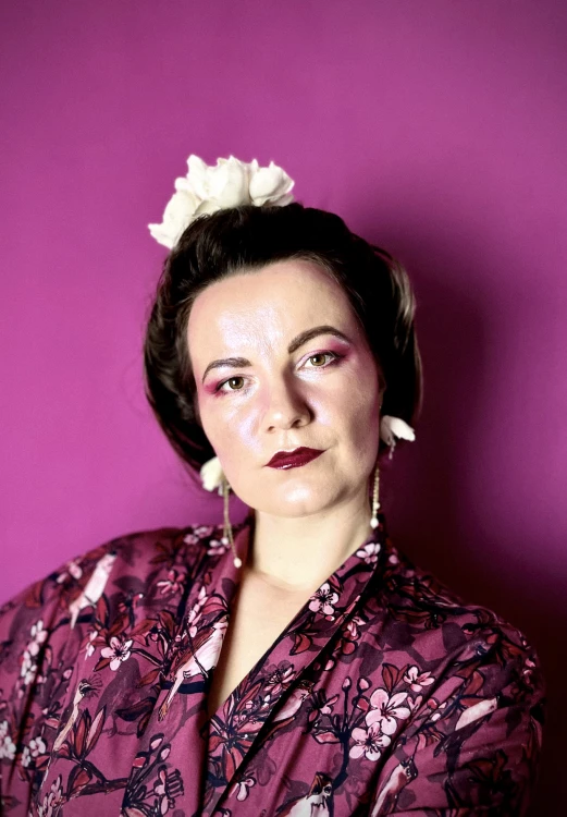 portret w wiśniowej sukience w kwiaty NAWROTANKA.jpg