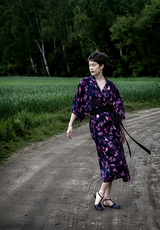 fioletowe kimono na skraju lasu burzową porą lato NAWROTANKA.jpg