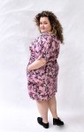 sukienka przed kolano w różowe kwiaty plussize.jpg