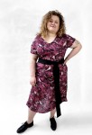 sukienka midi bordowa w kwiaty z krótkim rękawem na modelce plus size (2).jpg