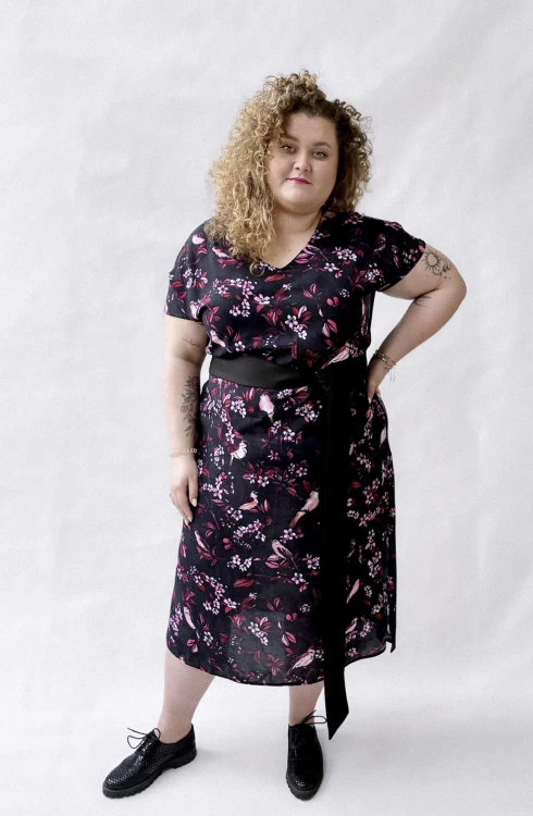 sukienka czarna w kwiatowy wzór na modelce plussize NAWROTANKA