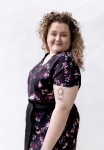 sukienka czarna w kwiatowy wzór z krótkim rękawem na modelce plus size NAWROTANKA