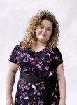 sukienka czarna w kwiatowy wzór z dekoltem w serek na modelce plus size NAWROTANKA