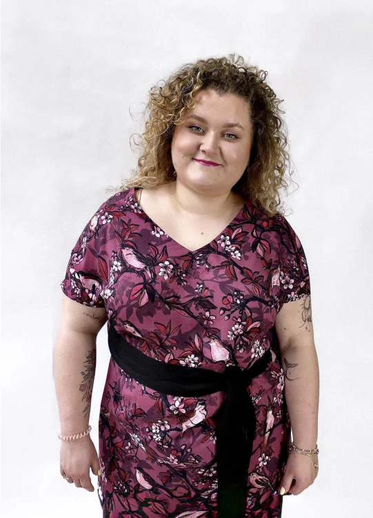 SUKIENKA midi z dekoltem w seker plus size.jpg